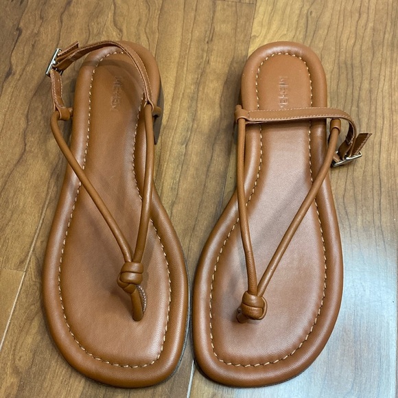 EUC ME+EM Soft Italian Leather Knot Detail Flat Sandals Size EU 37/US 7
